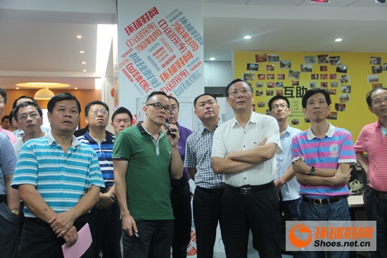 福建省環(huán)保廳副廳長(zhǎng)陳寧等領(lǐng)導(dǎo)專(zhuān)家一行蒞臨訊網(wǎng)科技視察 福建省環(huán)保廳副廳長(zhǎng)陳寧等領(lǐng)導(dǎo)專(zhuān)家一行蒞臨訊網(wǎng)科技視察