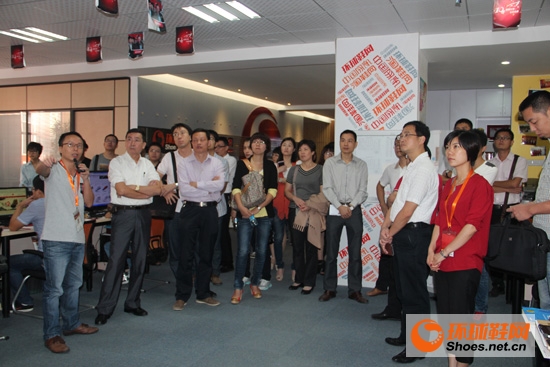 泉州市兩化融合考察團(tuán)領(lǐng)導(dǎo)一行蒞臨訊網(wǎng)科技視察 泉州市兩化融合考察團(tuán)領(lǐng)導(dǎo)一行蒞臨訊網(wǎng)科技視察